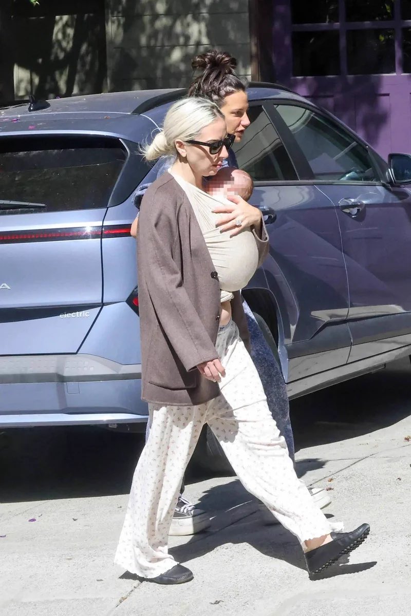Point__Pop's tweet photo. Segundo o TMZ, Lady Gaga e Michael Polansky tiveram sua filha por meio de uma barriga de aluguel. https://t.co/IscxsVKz7J
