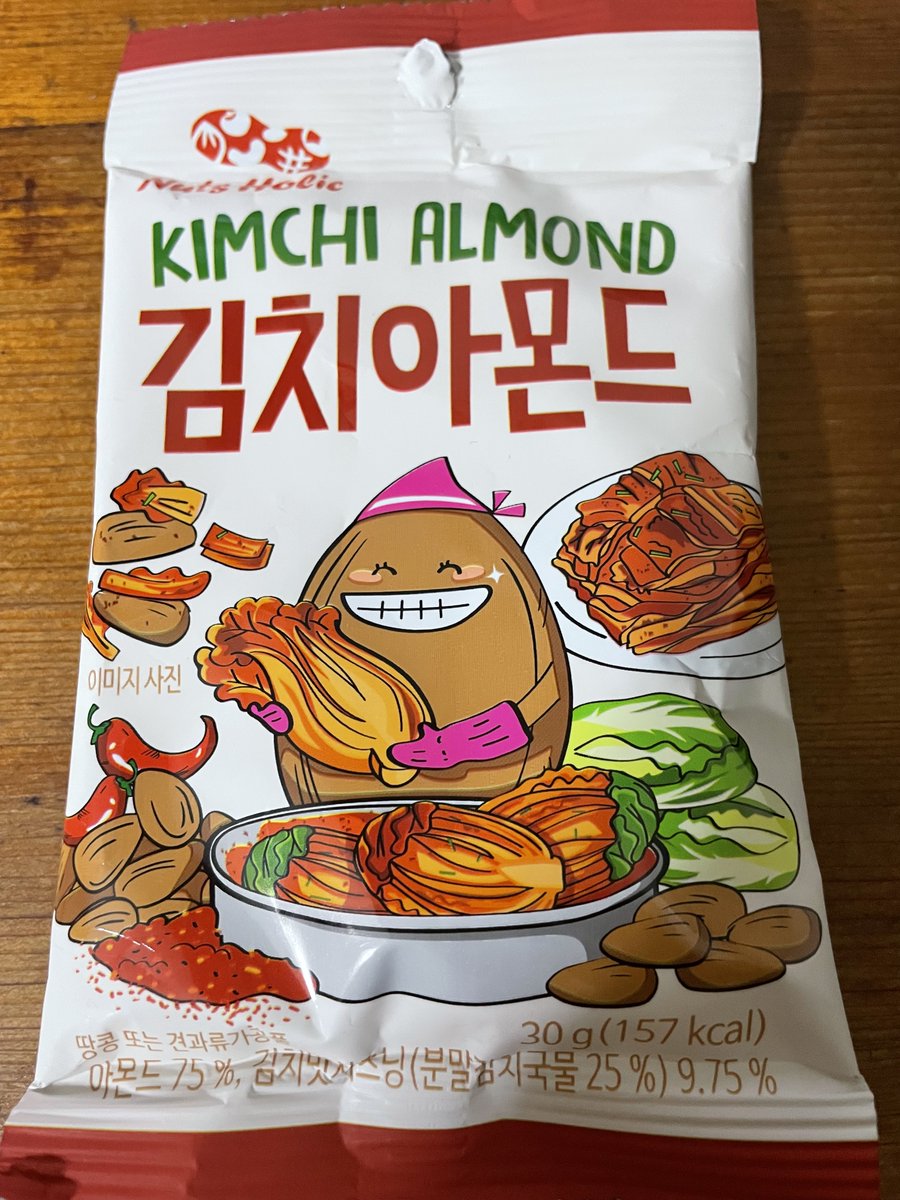 ishikawakoji's tweet photo. Mont.Barbaraの安田太にもらった韓国土産。キムチアーモンドは自宅でひとり打ち上げですぐガッツキ。ツマミにピッタリ、ありがと。もぉりぃさんは辛い物が苦手なので拒否ったとか。ステージに立つ人なのに光(フラッシュなど)にも弱い。そんなところも可愛いポイントで好きでした～。 https://t.co/eSglrX2mTf