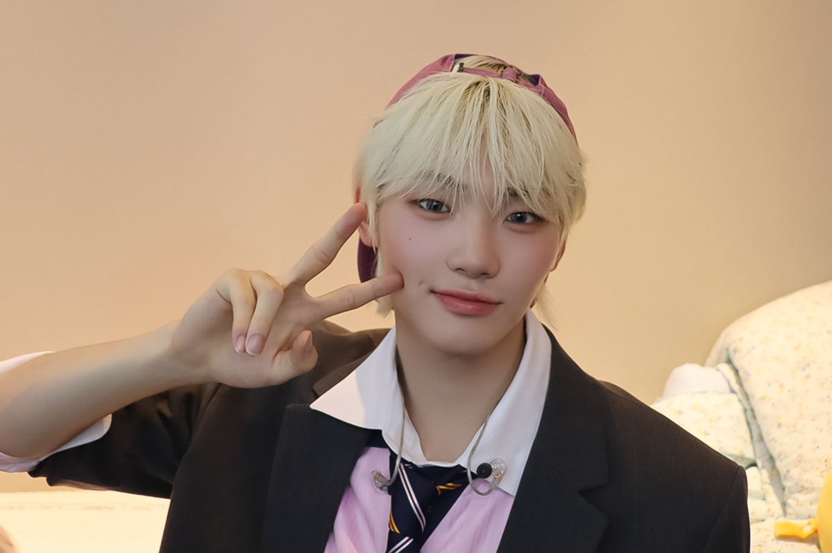 YOONCHANGLOBAL's tweet photo. 260918 Splayit 1st Single ใ๐๐๐๐๐ : ๐๐๐๐๐๐๐ ๐๐ใ Music Show Behind Photo
#YOONCHAN #์ค์ฐฌ
#SPLAYIT #์์คํ๋ฆฟ
#SPLAY_CHAPTER01 https://t.co/9zNGGuXxwv