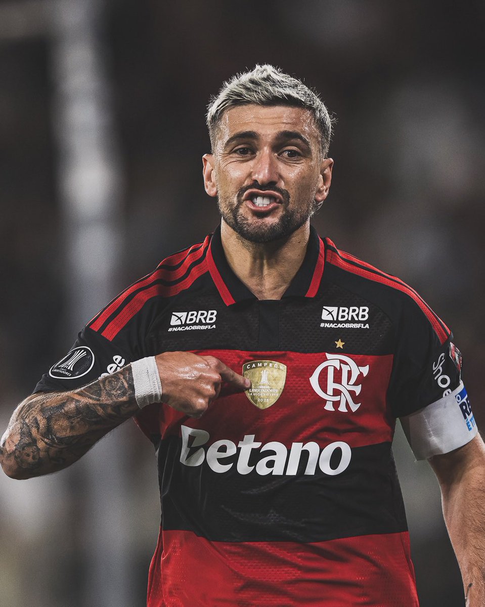 arrwsczeta's tweet photo. Não é preciso dizer mais nada. Camisa do TETRACAMPEÃO entorta varal. https://t.co/LGR09lG434