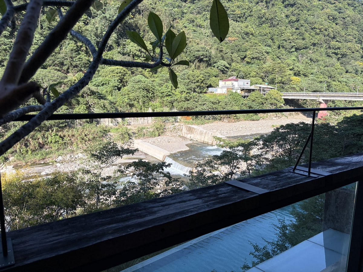 jyderjenyi1108's tweet photo. 【家庭出遊】
這次規劃了苗栗的兩天一夜溫泉旅行，途經各種山路，看到各種山景實在很放鬆，開車開的實在很爽但也很累。

看著小電池純真的笑容和 @JY_Yumi1102 的各種母愛和賢妻互動，又一起做了DIY 巧克力，��次旅遊很值了。

📒行程給大家參考

Day1 洗水坑豆腐街➡️雪霸國家公園汶水遊客中心➡️巧克力雲莊➡️泰安觀止（休息一晚、泡溫泉游泳）

Day2 飛牛牧場➡️通霄神社➡️白沙屯拱天宮

只能說，很可惜沒有遇到會飛的牛。

#真一日常 #兩天一夜 #家庭出遊