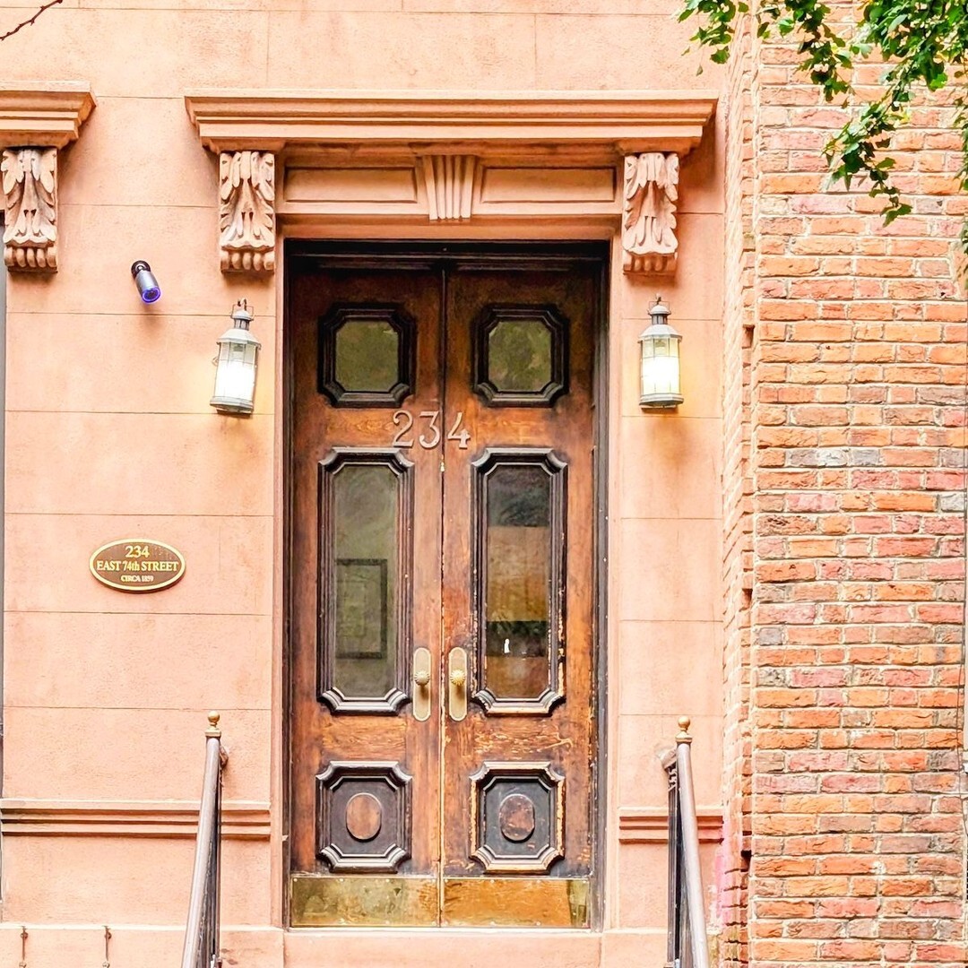 SidewalkSafari's tweet photo. Brownstone entrance spotted in New York.⁣
⁣
#NYCArchitecture #ISeeWindowsAndDoors #ThePrettyCities #IgersNYC #NYCDetails https://t.co/dEWy7Yk3tk https://t.co/azoFYx3J9s