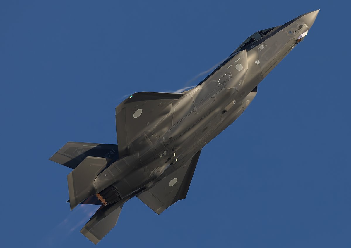 morris680's tweet photo. F35( ՞ټ՞)
#小松基地航空祭予行
#RF1200 https://t.co/v5b0RskzCA