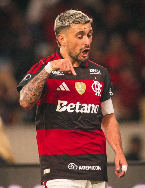 FlaDaNacaoDois's tweet photo. Ele precisava muito desse gol 

Mas não ia sair contra um time qualquer, num jogo de Brasileirão já resolvido 

O gol tinha q sair num jogo de mata mata de libertadores, com o time no sufoco, com um a menos e precisando de um gol. 

De Arrascaeta. Regente. Presente. Ídolo. https://t.co/77jZ6tLoBh