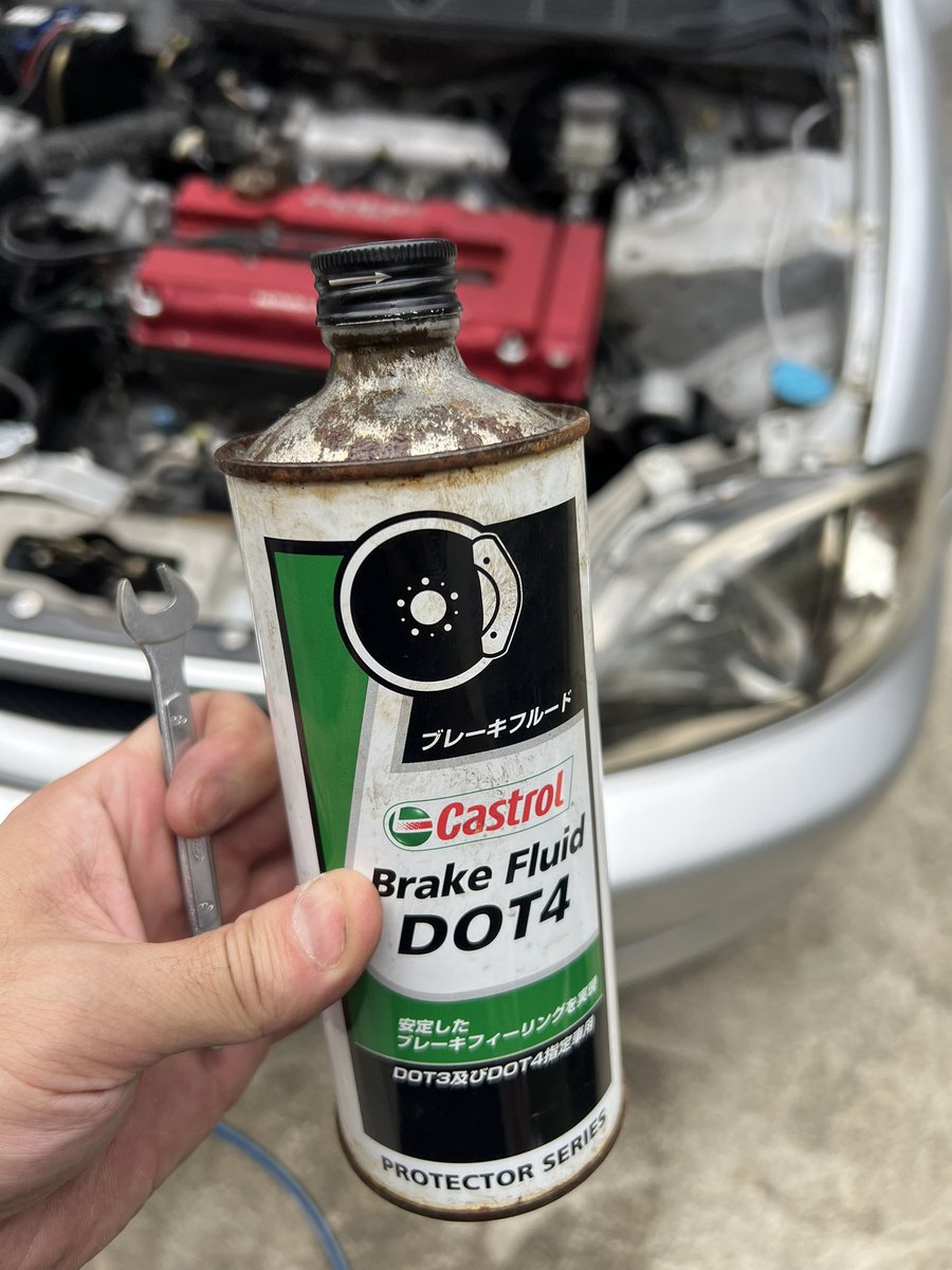 Park_Classics's tweet photo. クラッチフルードが道頓堀でクラッチ切れ悪かった
発掘したビンテージ風のブレーキフルードに入れ替えた https://t.co/IjhUBxE3g3