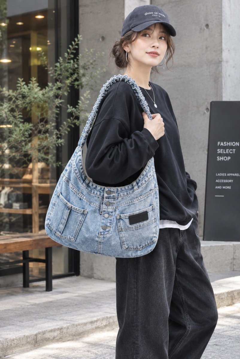 GlanerUn's tweet photo. ✨ デニム×キャップで大人カジュアル ✨

ヴィンテージ感のあるデニムバッグに、シンプルなロゴキャップを合わせて、こなれ感のあるスタイルに。
いつものコーデに取り入れるだけで、程よくカジュアルなアクセントに◎

バッグの遊び心あるデザインもポイントです👜✨

#gally https://t.co/jFv6woTzQp