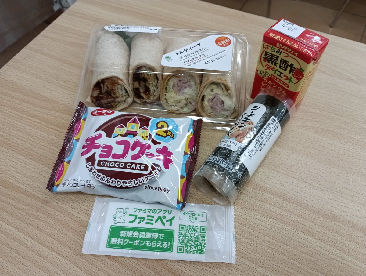 tokio_time4649's tweet photo. こんにちは！

今日のランチはコンビニのイートインコーナーへ。

食後はチョコケーキを味わいつつ、Kindleで読書です。

楽しみです。

#読書
#コンビニ
#ユーラクチョコケーキ https://t.co/3ZYMV35i8G