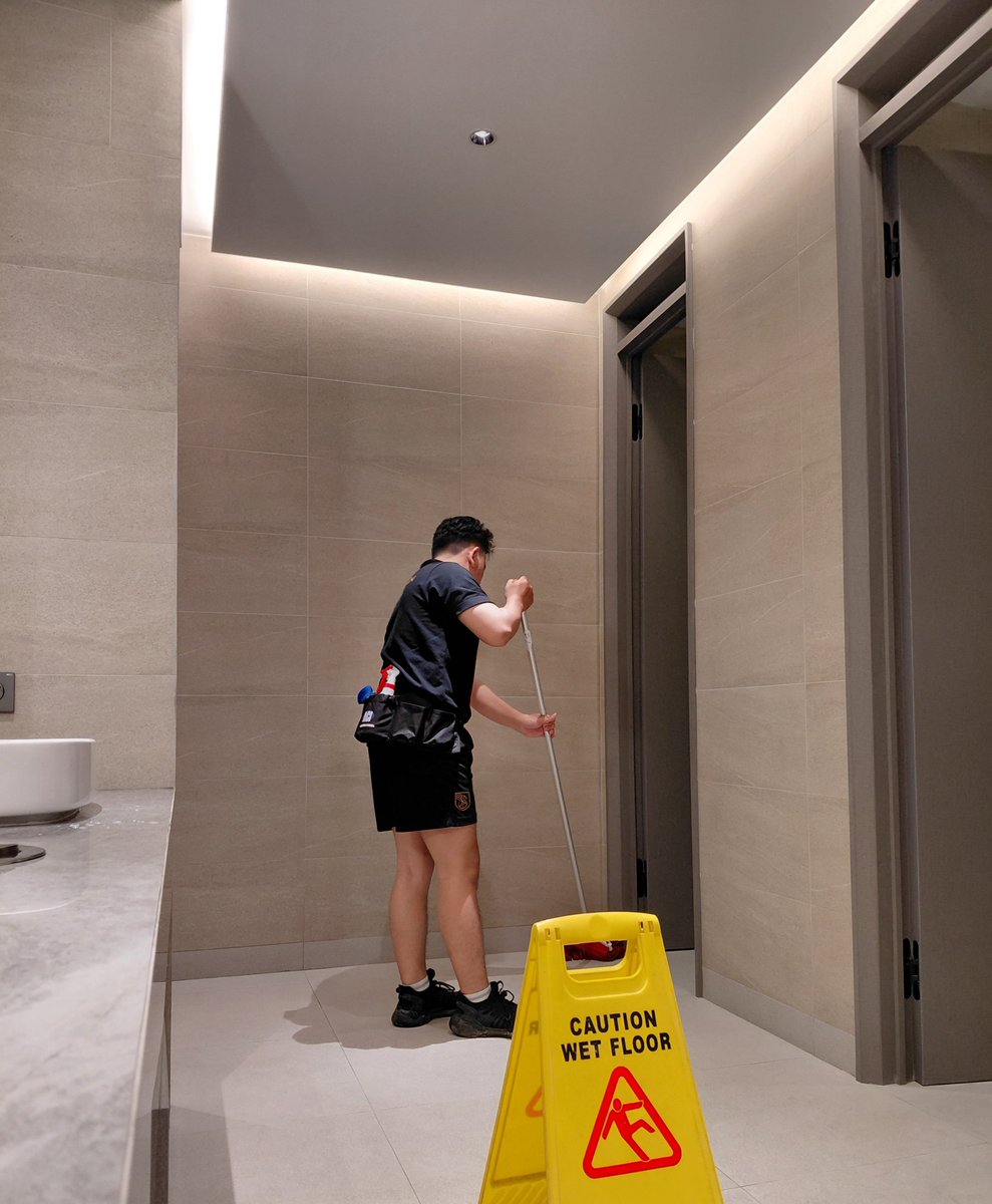 KentangAW_'s tweet photo. Disuruh bersaing? Ya jelas kalah akunya kan cuma cleaning service https://t.co/WZUq3e3Qc7