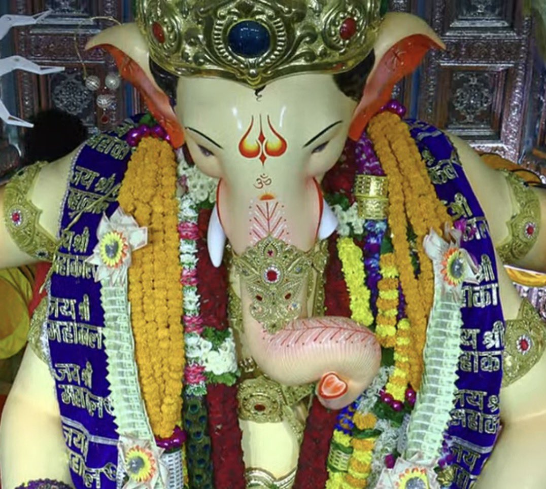 omganesh88999v2's tweet photo. 18.09.2026 เข้าสู้เช้าวันที่5 ของเทศกาล #คเณศจตุรถี2026 แล้วค่ะ ผ้านุ่งวันนี้ จัดได้ว่าเป็นสีโปรดของแอดมินเลย เวลาเห็นองค์พ่อนุ่งสีนี้จะต้องบอกเลยว่า เริ่ดเลยล่ะค่ะ คะแนนเต็ม100 อย่างน้อยต้องได้99ค่ะ ขอให้วันนี้เป็นวันที่ดีของทุกๆคนนะคะ https://t.co/yj053C2PX6