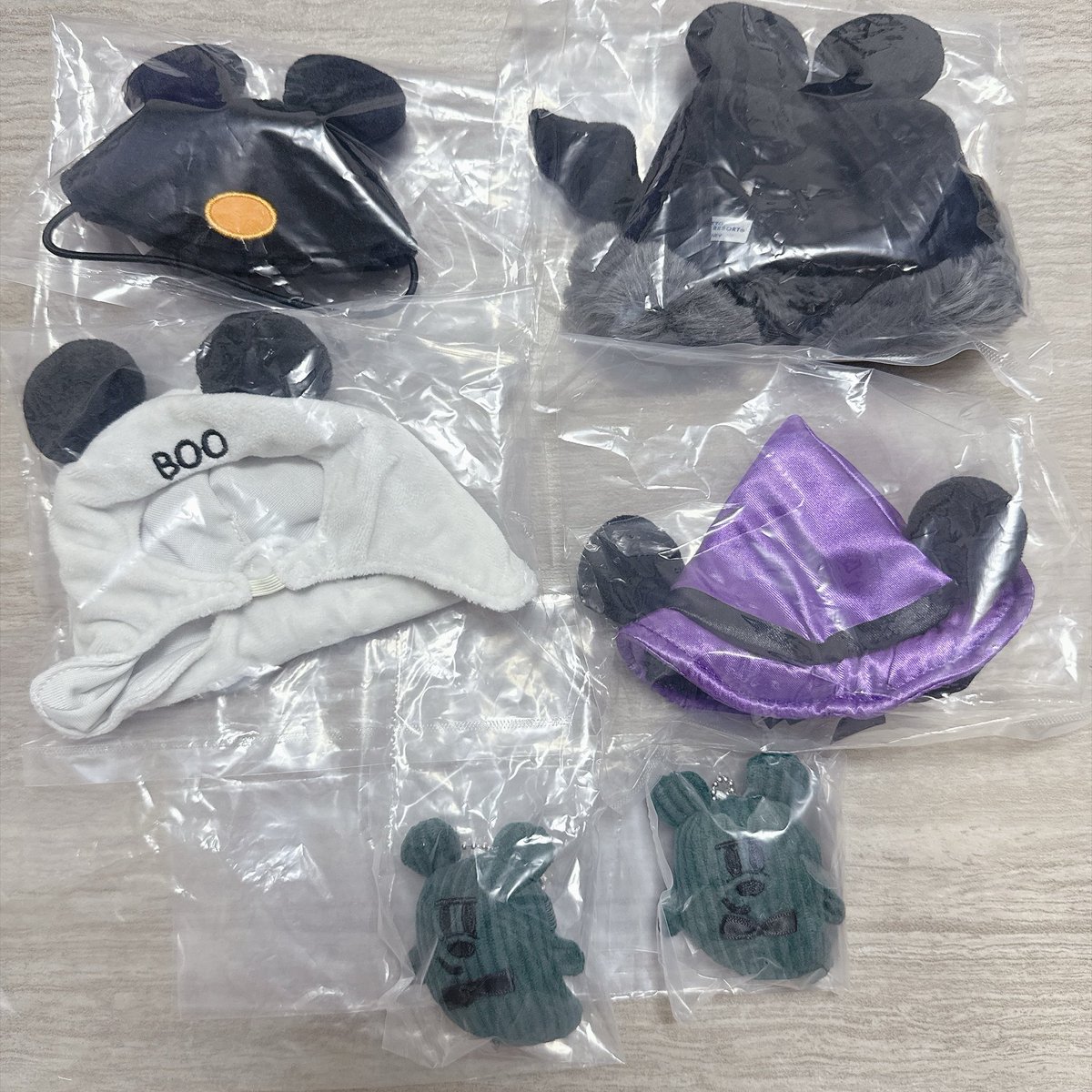 chiminnie4's tweet photo. ディズニー　ハロウィン　dハロ　ぬいぐるみチャーム　ぬいぐるみコスチューム　交換　譲渡

(譲) お写真のもの

(求) ぬいチャ→緑以外(ピンク、ミントグリーン優先)
        ぬいコス→かぼちゃ
　
　緑と魔女帽子のみ定価でのお譲り可能

ただ今ディズニーランドにいるためランド内での交換のみ https://t.co/yZodlsTJ2r