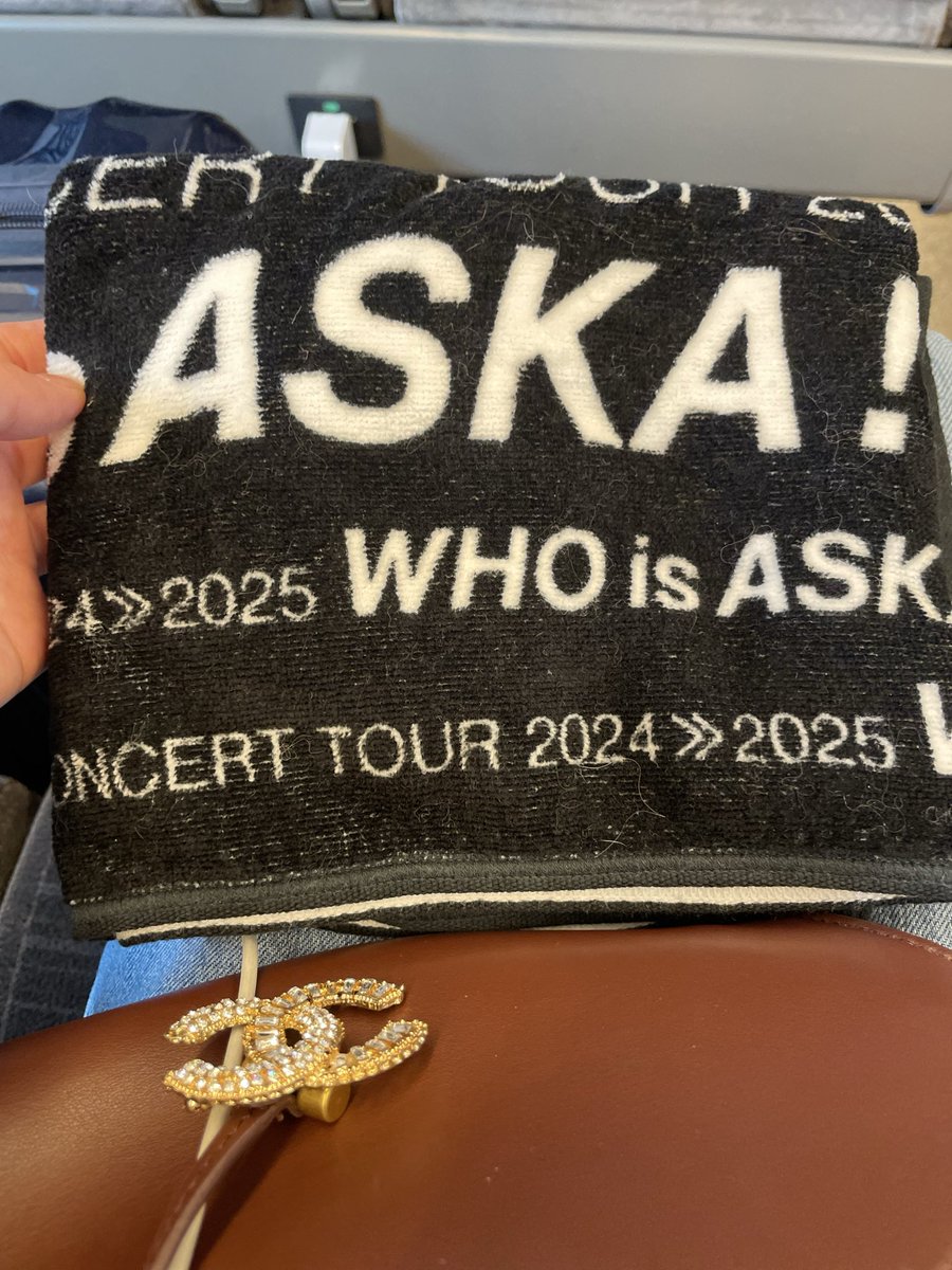 sato_aska_'s tweet photo. ASKAさんのツアーに合わせて1年間ほぼX開かず仕事に集中してました。
初日のチケットは取れなかったけどチケプラと睨めっこしながら東京に行きます🗼前回ツアーのタオル持参です笑
ある��ーティストが地方公演は儲からないからやらないって。ASKAさん東北6県だよ😭器の広さよ！そんな所も大好きです❤️ https://t.co/4x9nHhaBZK