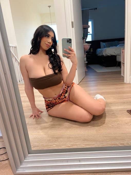 Vickyishott's tweet photo. Good morning 
I’m horny? 💦🍑😏
Let’s video chat here 👇💦
https://t.co/uaxCLJOPmD https://t.co/c5wRDtR3wF