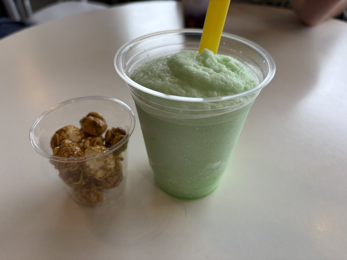 rumucat00's tweet photo. フローズンドリンクとおまけ！
暑いからちょうどいい🥺 https://t.co/jZw0Ao1cRT