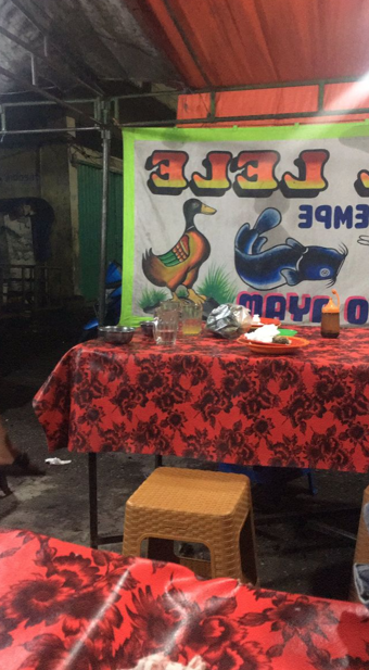 txtharihariWNI's tweet photo. Ketemu pedagang pecel Lamongan yang menolak menggunakan QRIS, padahal sambelnya enak. CASH ONLY sudah ditulis besar di depan.

Saya tanya alasannya kenapa? Katanya hanya memperkaya orang-orang yang punya aplikasi tersebut. 😅

Pas bayar pakai uang seratus ribu, dia bilang nggak ada kembalian. “Bawa aja besok ke sini lagi.”

Walah, kalau memang cash only, sediakan kembalian, Pak. Jangan konsumen yang repot disuruh cari uang pas dan kembali lagi.

Menurut kalian, kalau pedagang menerapkan cash only, memang seharusnya wajib menyediakan uang kembalian nggak?