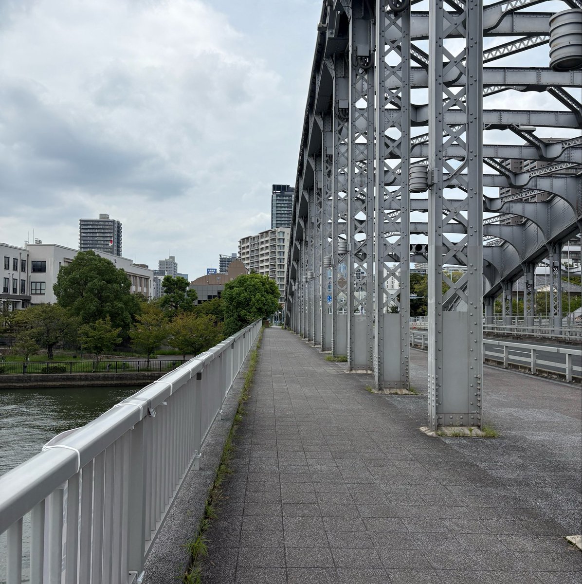 tencharibase's tweet photo. 桜ノ宮橋から天守閣が見えます。（どこ）
#てんちゃり #大阪城 #レンタサイクル https://t.co/4GqNuNMQYb