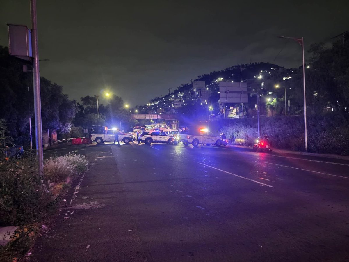 azucenau's tweet photo. 🟡Se reporta el cierre vial en la salida de Indios Verdes rumbo al Edomex por presencia de elementos de seguridad, de acuerdo con usuarios a los que no les permiten el paso. 

Por otro lado, el @MetrobusCDMX informó que no tiene servicio en: Indios Verdes a Manuel González (y Ruta Indios Verdes ↔️ Pueblo Sta. Cruz).

Toma precauciones y anticipa tus trayectos.

📸@Antonio70486623.