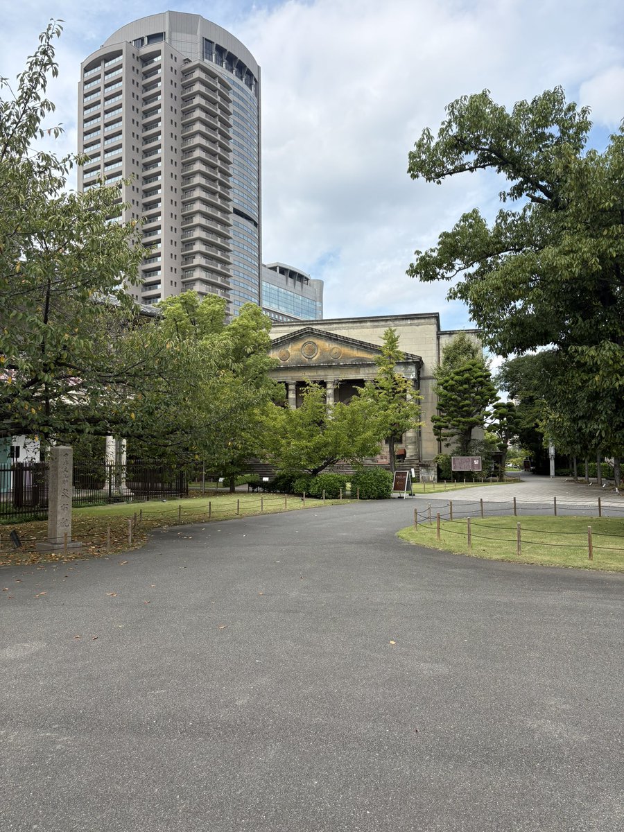 tencharibase's tweet photo. 泉布観地区、旧 桜ノ宮公会堂の前を通り抜ける。 https://t.co/07tUUTAczt
