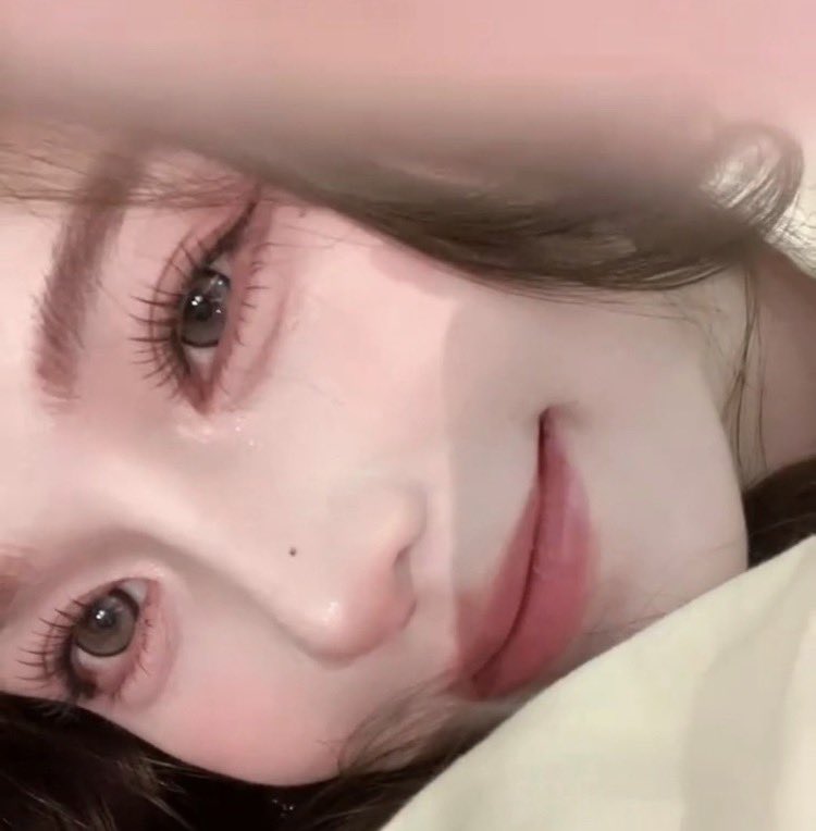 hxxx369's tweet photo. こう言う愛される女の子のメイクは、目の下を粘膜カラーで埋めてる⇩このメイク1.5倍くらい目が大きく見える＋キツくならない＋ウサギみたいなﾁｭﾙﾝ目になれてやめられない🥹🥹🥹 https://t.co/gIPpQGE5gH