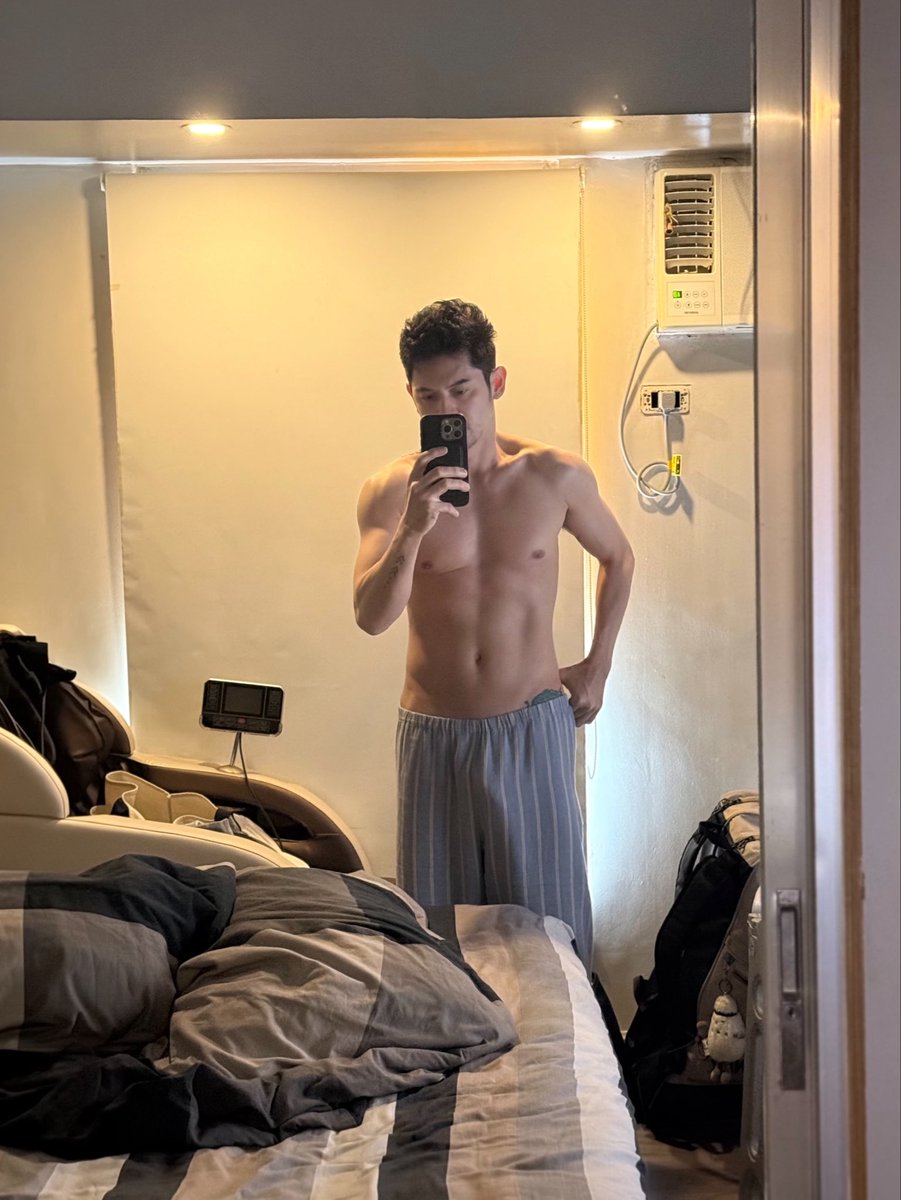 villenaahron's tweet photo. Morning flat tummy. Not bad at all😁👌🏼 Guess burning those calories last night paid off🏸💯 https://t.co/qvBOve2aVT