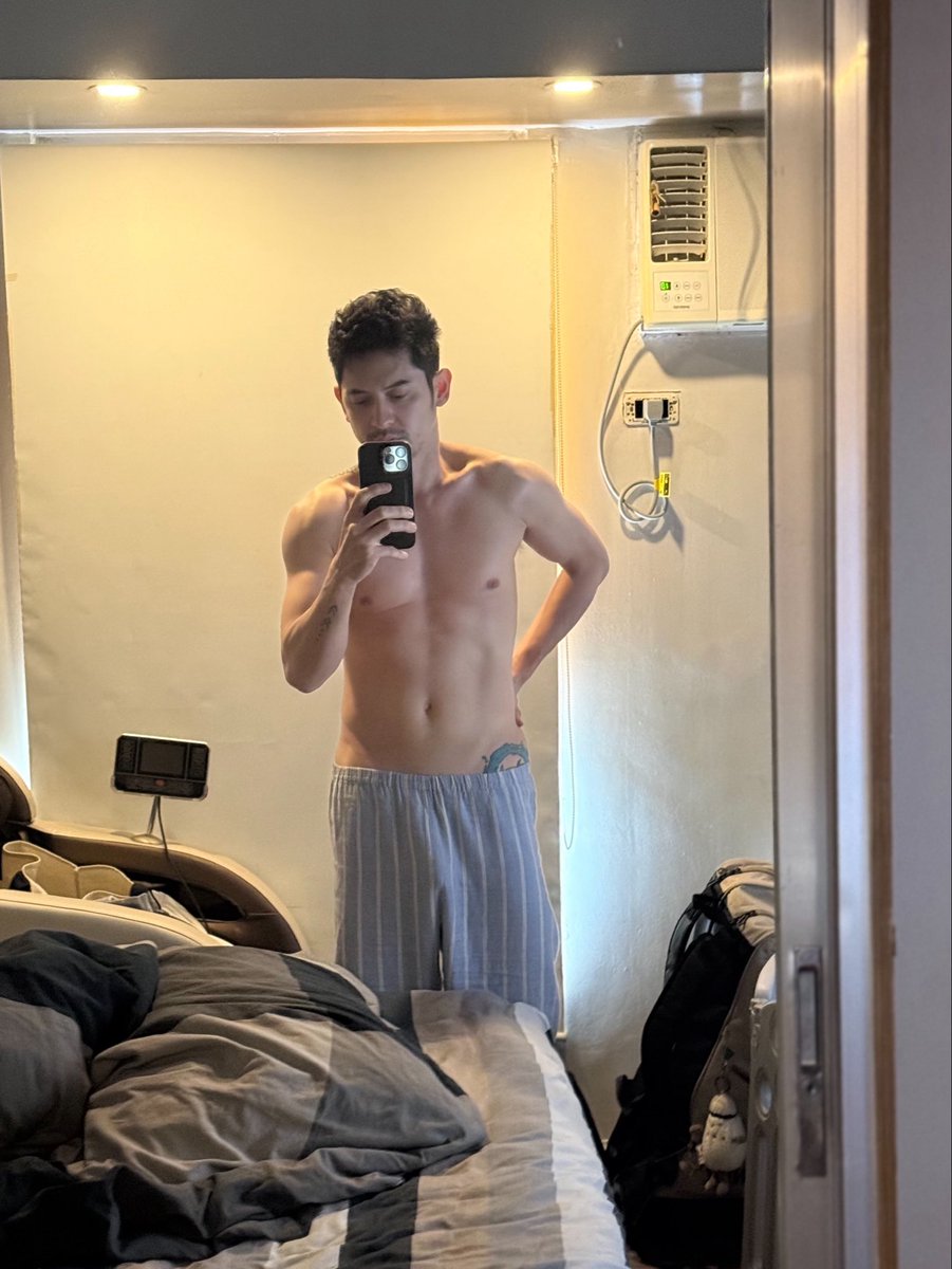 villenaahron's tweet photo. Morning flat tummy. Not bad at all😁👌🏼 Guess burning those calories last night paid off🏸💯 https://t.co/qvBOve2aVT