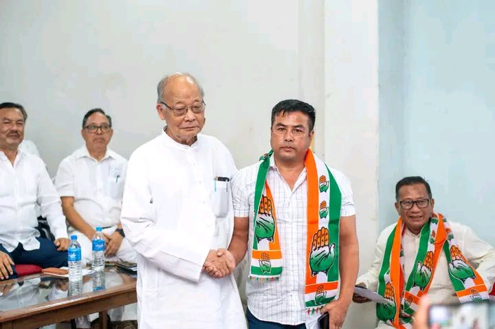 LutyensMediaIN's tweet photo. मणिपुर की विष्णुपुर विधानसभा सीट से JDU प्रत्याशी रहे O. नाबाकिशोर सिंह और एंड्रो विधानसभा से NPP प्रत्याशी रहे Lourembam Sanjoy Singh ने कांग्रेस पार्टी की सदस्य��ा ग्रहण की। https://t.co/BZfj1z9Stl