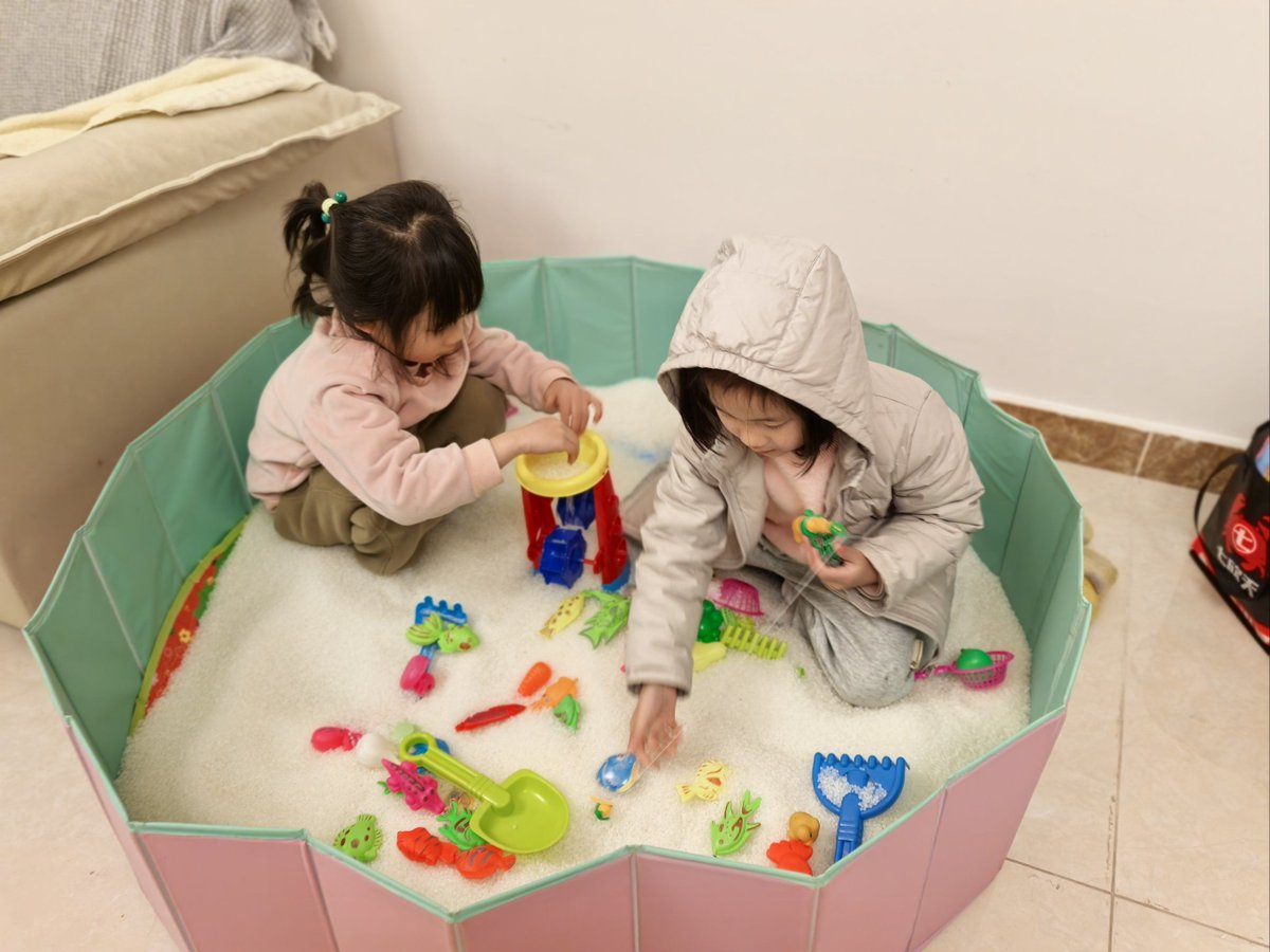 cherv677954's tweet photo. Today’s little joy: building a cardboard castle with my 5-year-old—cheese stick turrets and snack moats included, no fancy supplies needed! ， https://t.co/PXTdndw3JR