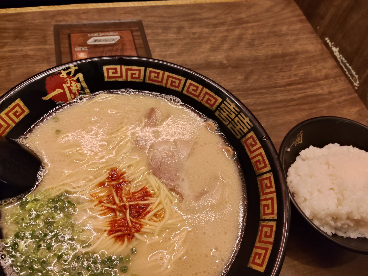 blue_appox's tweet photo. すごく気になってた一蘭ラーメンいただきます☆ https://t.co/cw9yUfEES9