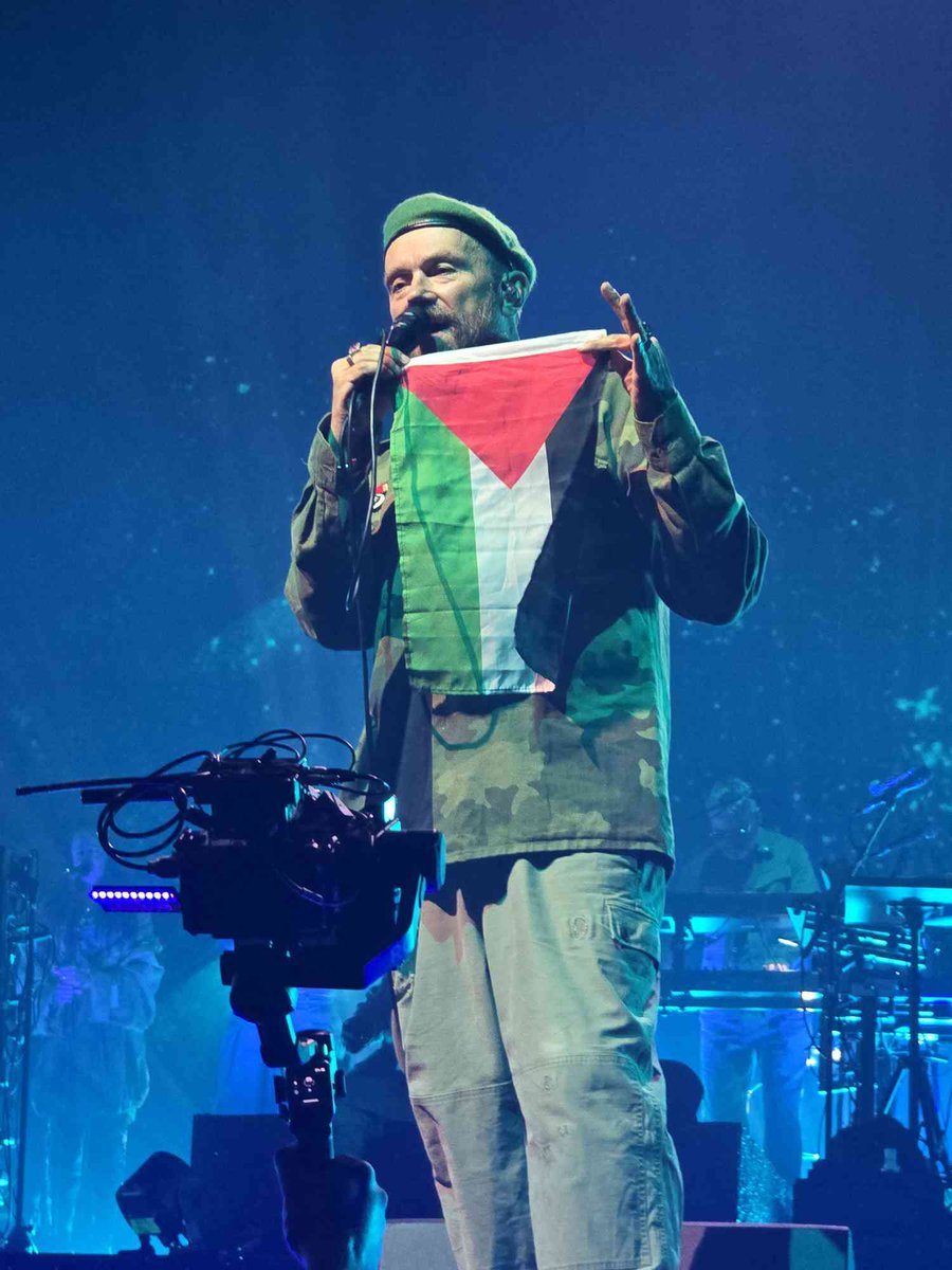 MortaliTay's tweet photo. My close personal friend Damon Albarn with my flag https://t.co/d5GMQuaFO5