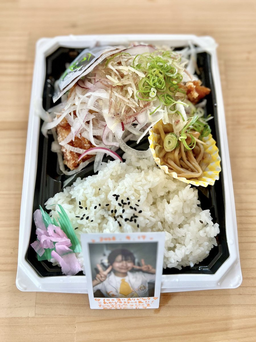 248sun's tweet photo. スーパーの鶏の酢ダレ弁当、唐揚げだけど大量の玉ねぎミョウガで頂くとサッパリしてて美味いし罪悪感低めで良い。
昨日のリーグ最終戦はいとちゃんデビューからまる4ヶ月、自分的にはまだ4ヶ月な感じ。そして19現場目になる昨日チェキ100枚目を撮ったまだまだ撮るぞ⸝⸝-  ̫ -⸝⸝  やすらきたいむ✨ https://t.co/yjQGs4hIpe