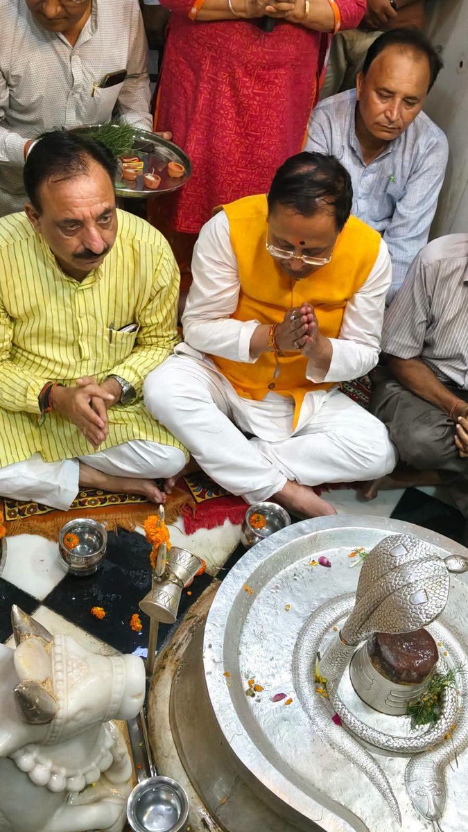 BJPMahanagarSre's tweet photo. मोदी जी के जन्मदिवस के अवसर पर कल रात भाजपा के प्रदेश महामंत्री एव पश्चिम प्रभारी आदरणीय श्री राम प्रताप सिंह चौहान जी ने भूतेश्वर महादेव मंदिर में पूजा अर्चना कर कार्यकर्ताओं के साथ दीप जलाकर उनके दीर्घायु होने की कामना की।
#आशीर्वाद_का_दिया
#सेवा_संकल्प_अभियान
#Happybdaymodi https://t.co/FXRkq2F3IT