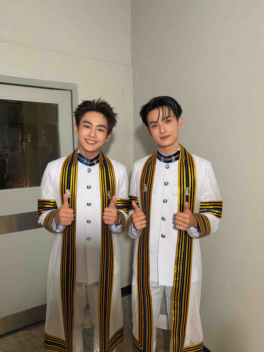 mintmag_th's tweet photo. ภูมิใจจนน้ำตาจะไหล! 2 หนุ่ม ’ขุนพล-ฮาร์ท‘ #BUSbecauseofyouishine ประเดิม #ครุยแรกของบัสจัดไปศูนย์สาม จบการศ���กษาระดับปริญญาตรี คณะนิเทศศาสตร์ จุฬาลงกรณ์มหาวิทยาลัย พร้อมจัดงานชวนแฟนๆ มาร่วมแสดงความยินดีด้วยกัน ท่ามกลางบรรยากาศที่เต็มไปด้วยความอบอุ่นเปรียบเหมือนของขวัญชิ้นใหญ่ของทั้งสองคน💚

➡️อ่านต่อ https://t.co/lb1kM4wwLP

#KHUNPOL #KHUNPOLGraduationDay
#HEARTchuthiwat #HEARTGraduation
#ก็ประมาณนี้ครับขุนไปรับปริญญาละ
#พี่ฮาร์ทนิจุพี่ชุติจบแล้วโว้ย
#MintNews