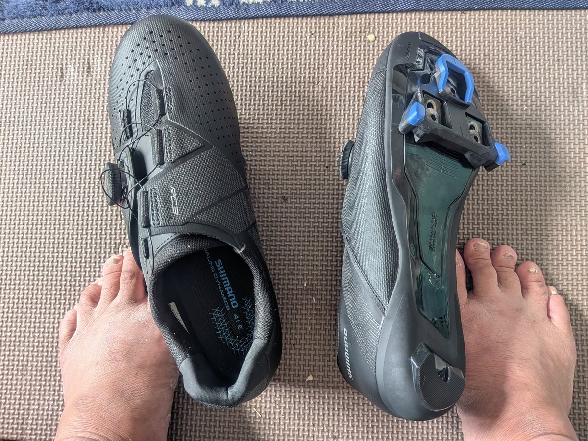 shimoman7749's tweet photo. 2年以上前に購入、
シマノBOAシステムのシューズ…
ロードバイク乗って無かったので放置…
引きこもりの時はサイクリーかカウマンで売るか?と思ってたけど、新品クリート付けたんで
履いてみます…

…個人的にはスキーブーツもだけど、バックルやマジックテープでちまちま締め付けるのが好きですが… https://t.co/ETcUZhSVPy