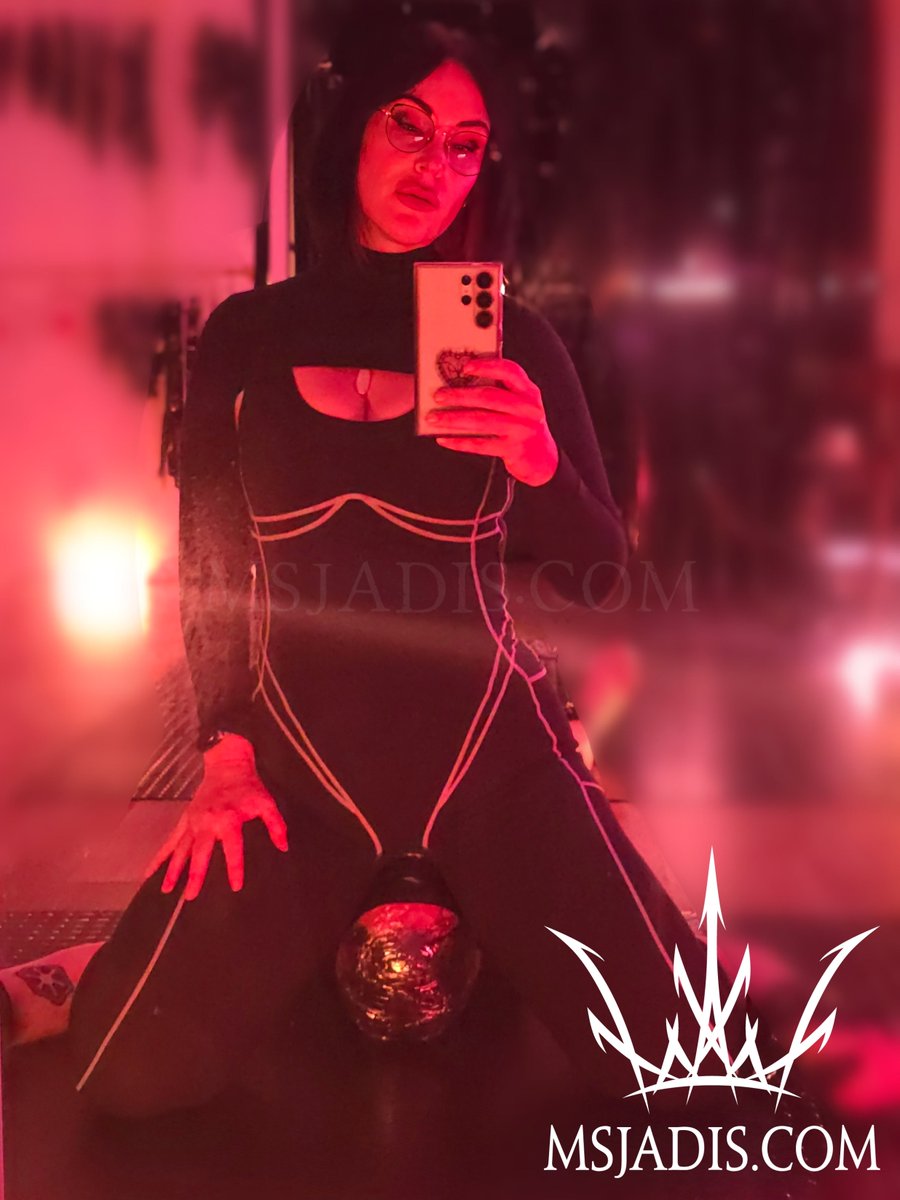 MsJadis's tweet photo. My lil pet makes a comfy seat. ❤️ https://t.co/L8A8VfWFSE