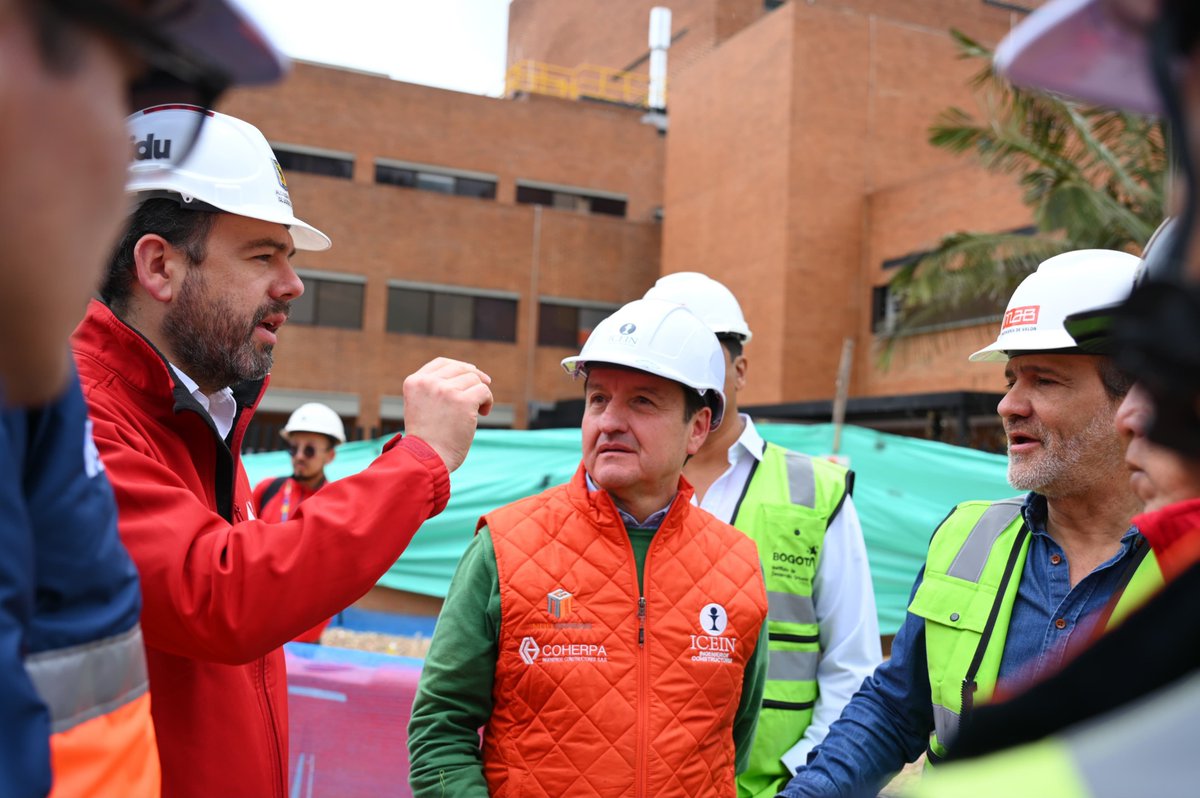 Bogota's tweet photo. Hoy, el alcalde @CarlosFGalan supervisó las obras que avanzan en la Séptima, frente a la Clínica Santa Fe, entre las calles 116 y 119, y anunció: “55 días para tener redes, andenes, ciclorrutas, carriles mixtos y el carril de TransMilenio terminado, con arborización también”.

#AquíSíPasa