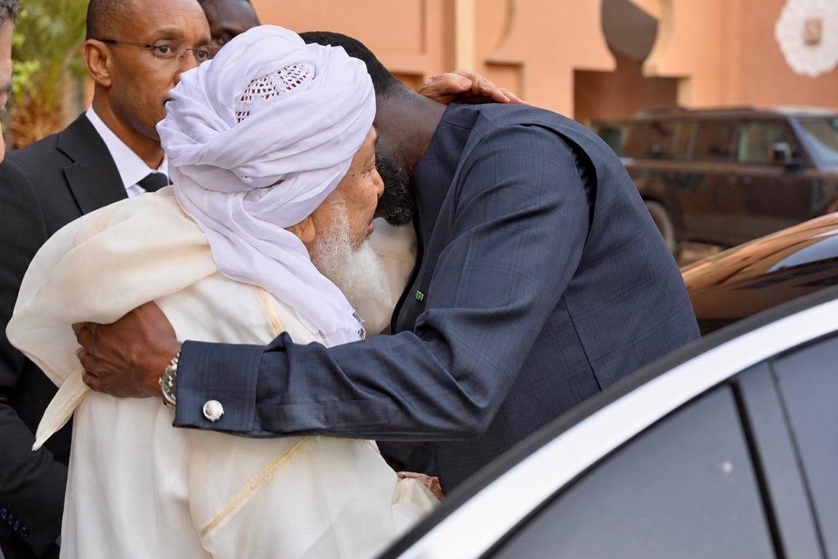 PR_Senegal's tweet photo. Lors de son escale à Nouakchott, le @PR_Diomaye a rendu visite à Cheikh Abdallah bin Bayyah, Président du Forum d’Abou Dhabi pour la Paix et de la Conférence africaine pour la Promotion de la Paix. Échanges sur la paix, la stabilité en Afrique et la lutte contre l’extrémisme. https://t.co/ZvJ0IWT7Yp