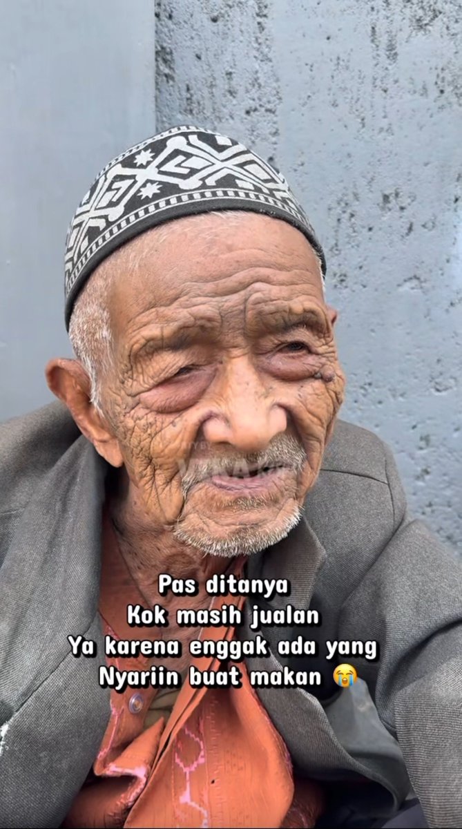 LiaAfri03881071's tweet photo. Ya Allah kakek sehat sehat terus yaa🥹3rb in this economy dimasa sekarang, masih ada yang berjuang untuk menyambung hidup walau cuma  seribu , 2rb, 3rb🥺merasa tertampar sekali💔😭 https://t.co/f4noM6Wn81