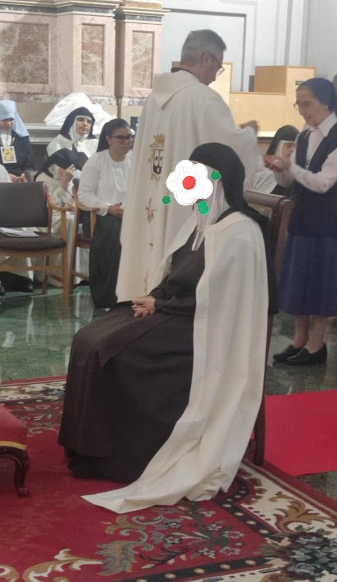 DearmasQuintero's tweet photo. Mi tia acaba de publicar esta foto y quede muy tieso. Osea si se que mi familia es muy de elites catolicas pero me sorprende una monja nueva en 2026 y mas que sea de mis primitas peque. https://t.co/lhvQQt9suI
