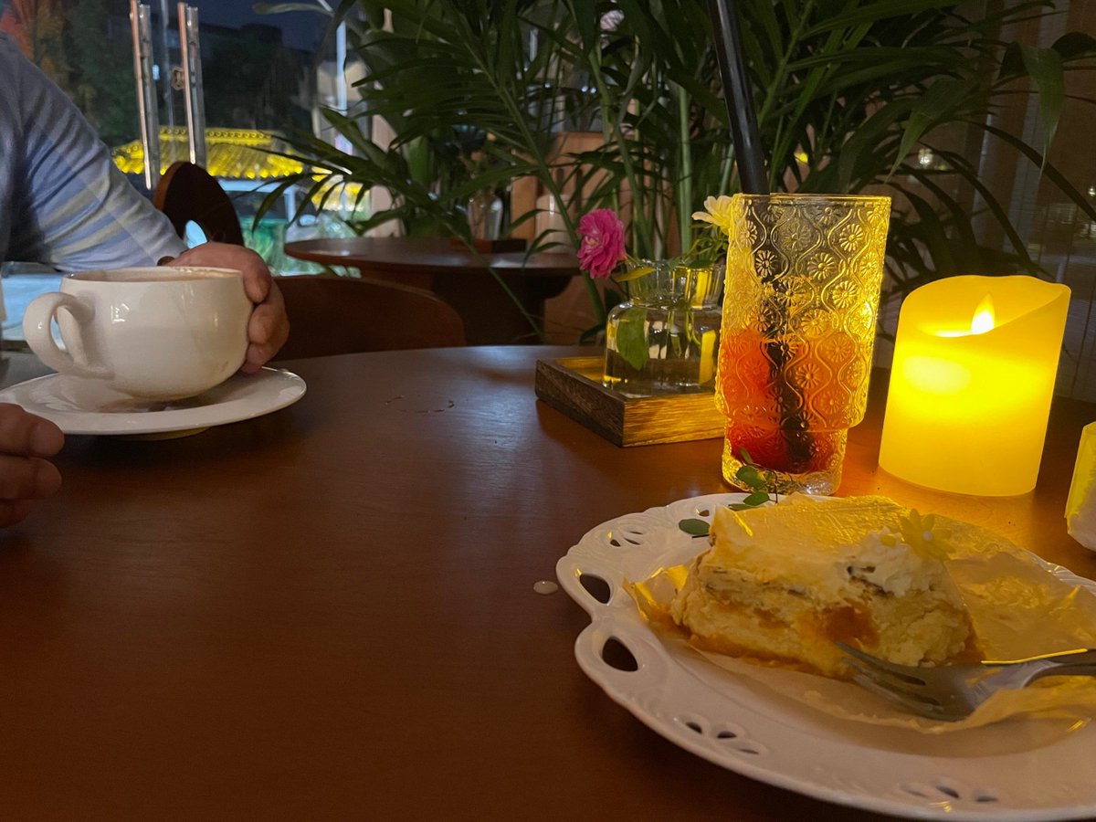 EdmondWaliii's tweet photo. Un café caliente y una buena canción después de la cena —— el descanso perfecto para relajarse.， https://t.co/T4ZIVlnfTc