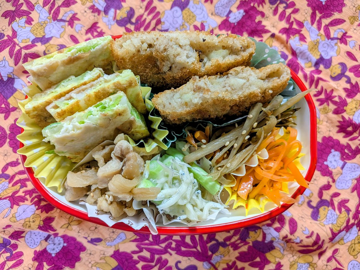 bjm925's tweet photo. おはようございます☁

本日、卒アル撮影のため早起きするはずがまさかの寝坊💦
それでも顔を完璧に仕上げていった高3娘のお弁当です🍱

普段はスッピン、振り幅めちゃくちゃ大きいです🤣

今週もお疲れ様でした！

#お弁当記録 　#高校生弁当 https://t.co/MP1L1e8w2A