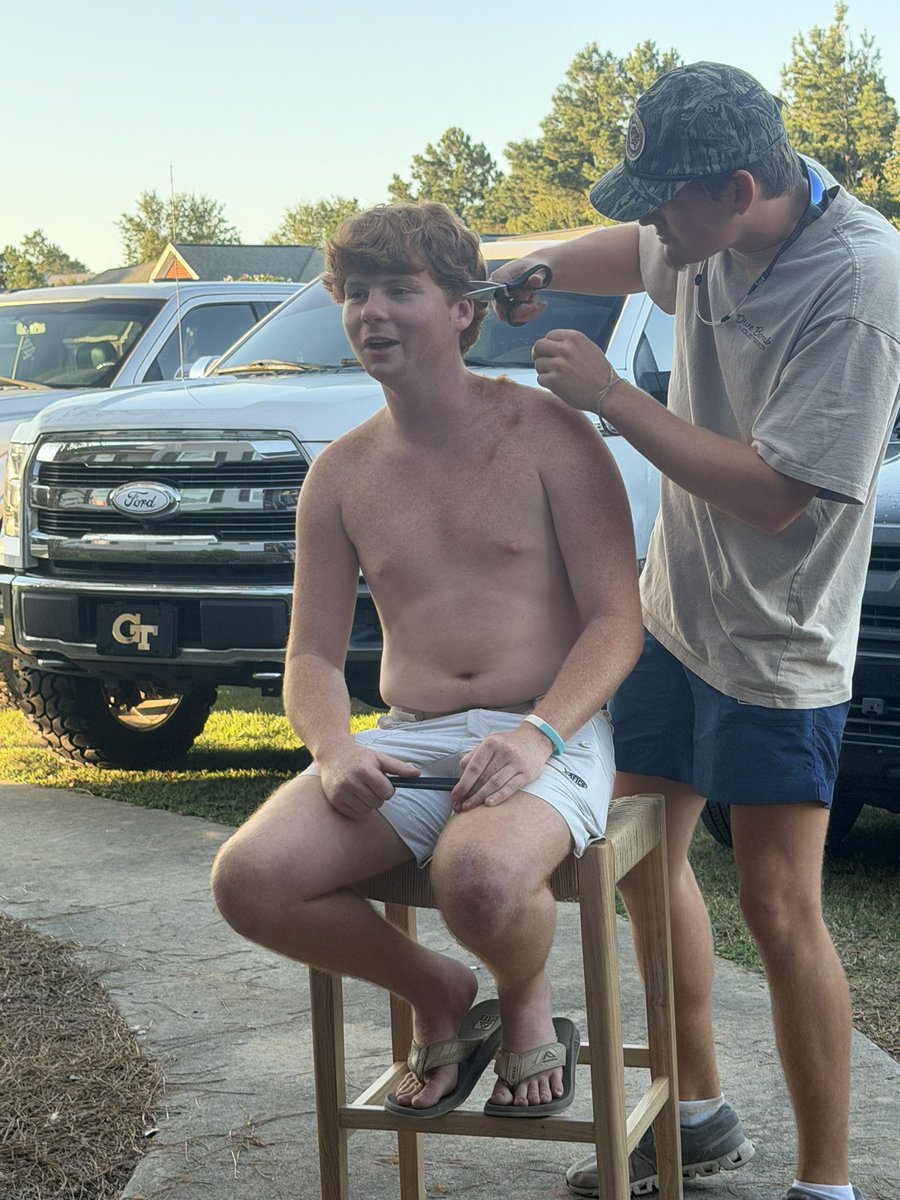 WelfareWarlock_'s tweet photo. Dallas Kaplan got his hair cut #dallaskaplan #burkhalter https://t.co/3w92W3xTK5