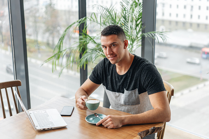 StephaineLvmaw's tweet photo. Just hit snooze on work mode for 5 mins—sipping cold coffee, eyeing the window, no to-do lists in sight. Life’s small wins here ， https://t.co/TqMS9FpS0K