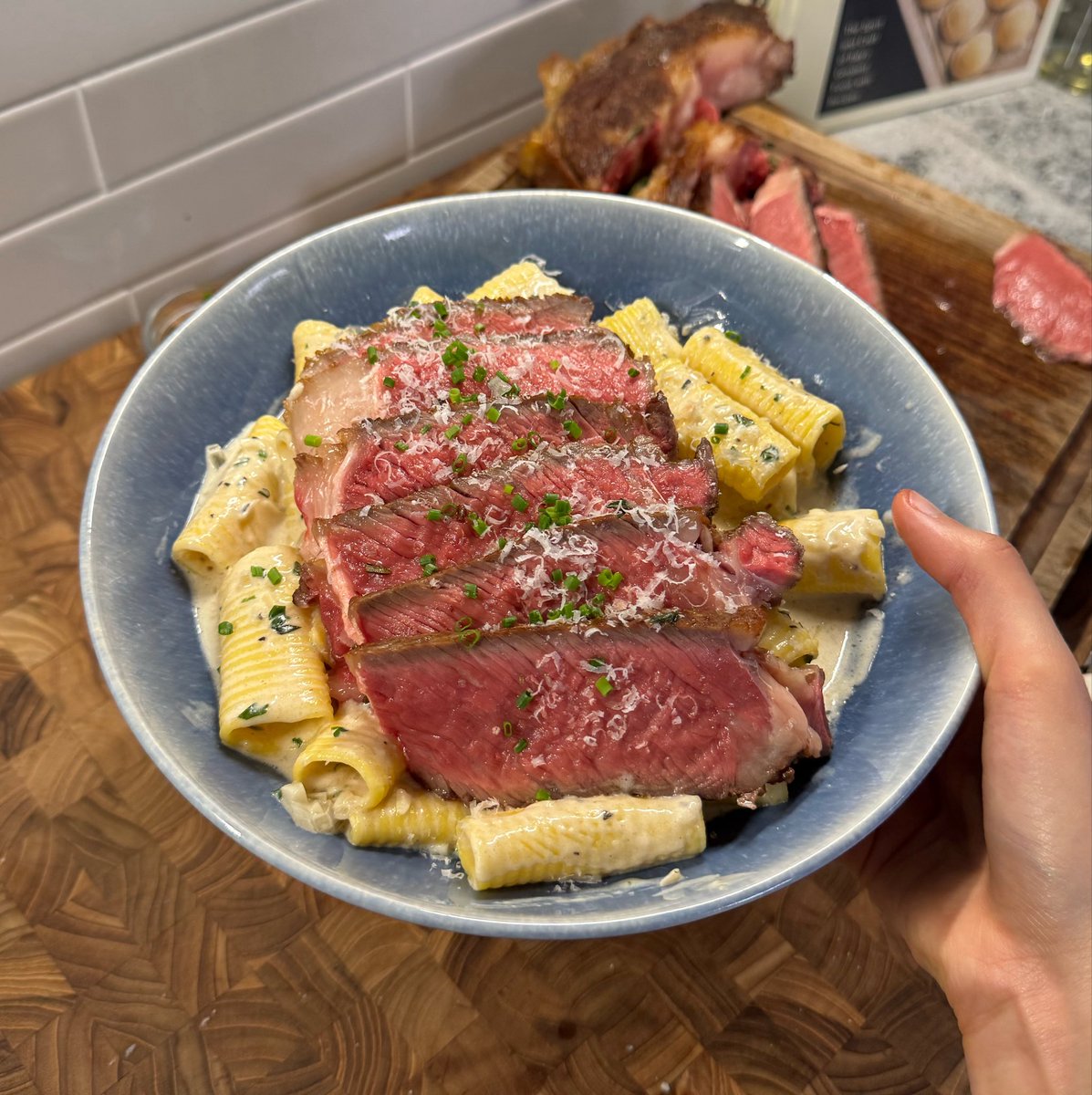 emijujuu's tweet photo. before vs after

creamy garlic parm steak pasta!
i even made the rigatoni by hand :) https://t.co/Df06YT2DrP