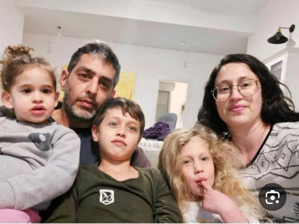 LazarFibich's tweet photo. זולי מור אימץ את ילדיהם של גיסתו סמדר ובעלה רועי, שנרצחו ב-7 באוקטובר. מור היה איש ליכוד כל חייו, אך החל להתבטא נגד הממשלה בעקבות התנהלותה לאחר הטבח. 

היום הוא כותב:

"נקודת המבט שלי על הסרט של מירה שושני אתמול. הפוסט מיועד בעיקר לחובבי גוטליב, ולמעט הביביסטים חובבי הקונספירציה שנותרו לי בפיד.

רבות דובר על שני הבכירים של השב"כ שחולצו לפני ה 7 באוקטובר, על פי גברת גוטליב. הבכירה השניה היתה סמדר. עד היום לא יכולתי לדבר על זה, ואחרי שמירה פתחה הכל, מתאפשר גם לי להגיב. 

כל הזבל והרוע שיצא לגוטליב מהפה על צוות טקילה שרונן בר שלח לחלץ, ועוד שטויות שיצאו לה מהפה, כמו גם לשאר מפיצי הרעל מממשלת נתניהו, בשביל להוריד מהם את האחריות – זה מטריף אותי עד היום! 

מירה יצאה בפנים גלויות. וצריך כאן הרבה אומץ, מעבר להפרכת שמועות. לחשוף את מה שהיא יודעת ואת הפנים שלה מול האויב, גם כשצופים בזה – זה מעשה אמיץ בפני עצמו. מעבר לזה - הכנות, לקיחת האחריות, הכאב שלה וההתמודדות שלה מול עצמה מראים כמה אנשים טובים יש בשב"כ.

יצא לי לפגוש באופן אישי את כל השמות שהוזכרו שם. לא מוריד מהם אשמה לרגע או מקל ראש בכישלון, אבל יישור המבט שלהם לעיניים שלי ושל לירון - נתן לנו איזו נחמה קטנה. הם פישלו בענק, ושילמנו מחירים עצומים. אבל היה להם את האומץ והביצים לדפוק לנו בדלת ולהסתכל לנו בעיניים, משהו שממשלת ישראל, בראשות אבי הטבח נתניהו שניהל מדיניות כושלת מול עזה לאורך שנים, לא עשו – לא נתניהו ולא אף נציג שלו. אני מזכיר שוב - תיכף שלוש שנים. לא הלוויות, לא אזכרות, לא ימי זיכרון. כלום!! שלוש שנים.. 
אז ביביסטים יקרים, זה הזבל האנושי שאתם מגבים!
בעיניי כנראה איבדתם צלם אנוש, אם אתם עדיין נשכבים על הגדר בשבילו!

לסיכום, בפן האנושי הסרט קרע אותי לגזרים. אני מכיר היטב שכול לצערי, אבל ליבי נקרע שוב. לראות את שי מול המצלמה גמר אותי.. אבא שניסה בכל כוחו להציל את בתו ולא הצליח, זה קורע... המשפט שאמרה מירה ללירון באותו היום, שלא הצליחה להציל את הבת שלה אבל היא תעשה הכל כדי לחלץ אותנו ואת הילדים – מהדהד לי עד היום. היא ועוד רבים וטובים, כמו נירה שפק, הפכו עולמות להוציא אותנו משם בחיים, ועל זה אודה להם כל החיים!!

אז בטוח יהיו עוד כוכבים שיספרו לי סיפורים כמה ביבי חף מפשע. אני חושב שבסוף זו המטרה שלו – שיתמכו בו בכל מחיר. 
אז עד הבחירות אזכיר את זה, אני מגיב על כל פוסט שהוא מעלה, עד שיחסום אותי.. אבל גם הוא ייתן את הדין על הדם של סמדר, רועי, אופיר ועוד רבים מדי שנטבחו באותו היום.

תודה למי שקרא"