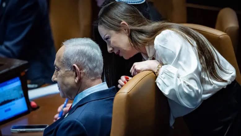 LazarFibich's tweet photo. זולי מור אימץ את ילדיהם של גיסתו סמדר ובעלה רועי, שנרצחו ב-7 באוקטובר. מור היה איש ליכוד כל חייו, אך החל להתבטא נגד הממשלה בעקבות התנהלותה לאחר הטבח. 

היום הוא כותב:

"נקודת המבט שלי על הסרט של מירה שושני אתמול. הפוסט מיועד בעיקר לחובבי גוטליב, ולמעט הביביסטים חובבי הקונספירציה שנותרו לי בפיד.

רבות דובר על שני הבכירים של השב"כ שחולצו לפני ה 7 באוקטובר, על פי גברת גוטליב. הבכירה השניה היתה סמדר. עד היום לא יכולתי לדבר על זה, ואחרי שמירה פתחה הכל, מתאפשר גם לי להגיב. 

כל הזבל והרוע שיצא לגוטליב מהפה על צוות טקילה שרונן בר שלח לחלץ, ועוד שטויות שיצאו לה מהפה, כמו גם לשאר מפיצי הרעל מממשלת נתניהו, בשביל להוריד מהם את האחריות – זה מטריף אותי עד היום! 

מירה יצאה בפנים גלויות. וצריך כאן הרבה אומץ, מעבר להפרכת שמועות. לחשוף את מה שהיא יודעת ואת הפנים שלה מול האויב, גם כשצופים בזה – זה מעשה אמיץ בפני עצמו. מעבר לזה - הכנות, לקיחת האחריות, הכאב שלה וההתמודדות שלה מול עצמה מראים כמה אנשים טובים יש בשב"כ.

יצא לי לפגוש באופן אישי את כל השמות שהוזכרו שם. לא מוריד מהם אשמה לרגע או מקל ראש בכישלון, אבל יישור המבט שלהם לעיניים שלי ושל לירון - נתן לנו איזו נחמה קטנה. הם פישלו בענק, ושילמנו מחירים עצומים. אבל היה להם את האומץ והביצים לדפוק לנו בדלת ולהסתכל לנו בעיניים, משהו שממשלת ישראל, בראשות אבי הטבח נתניהו שניהל מדיניות כושלת מול עזה לאורך שנים, לא עשו – לא נתניהו ולא אף נציג שלו. אני מזכיר שוב - תיכף שלוש שנים. לא הלוויות, לא אזכרות, לא ימי זיכרון. כלום!! שלוש שנים.. 
אז ביביסטים יקרים, זה הזבל האנושי שאתם מגבים!
בעיניי כנראה איבדתם צלם אנוש, אם אתם עדיין נשכבים על הגדר בשבילו!

לסיכום, בפן האנושי הסרט קרע אותי לגזרים. אני מכיר היטב שכול לצערי, אבל ליבי נקרע שוב. לראות את שי מול המצלמה גמר אותי.. אבא שניסה בכל כוחו להציל את בתו ולא הצליח, זה קורע... המשפט שאמרה מירה ללירון באותו היום, שלא הצליחה להציל את הבת שלה אבל היא תעשה הכל כדי לחלץ אותנו ואת הילדים – מהדהד לי עד היום. היא ועוד רבים וטובים, כמו נירה שפק, הפכו עולמות להוציא אותנו משם בחיים, ועל זה אודה להם כל החיים!!

אז בטוח יהיו עוד כוכבים שיספרו לי סיפורים כמה ביבי חף מפשע. אני חושב שבסוף זו המטרה שלו – שיתמכו בו בכל מחיר. 
אז עד הבחירות אזכיר את זה, אני מגיב על כל פוסט שהוא מעלה, עד שיחסום אותי.. אבל גם הוא ייתן את הדין על הדם של סמדר, רועי, אופיר ועוד רבים מדי שנטבחו באותו היום.

תודה למי שקרא"