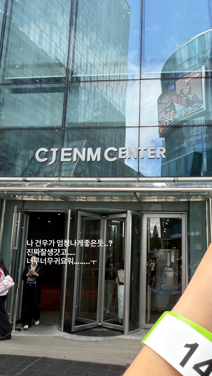 xzxziuv's tweet photo. 1년전이래벌써…… https://t.co/vXhvDATF0Q