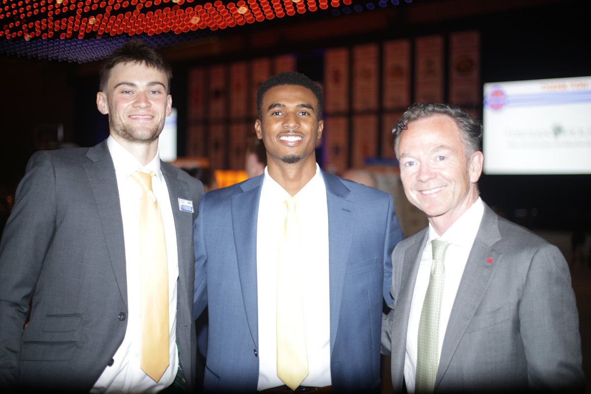 SienaMBB's tweet photo. 🎗️ Bigger than basketball 🏀

Proud to leave the 🟢➕🟣 on the court for one night and team up with @UAlbanyMBB as one GOLD Capital Region team

THANK YOU for helping us raise a RECORD $445,000 at the 21st annual @CoachesvsCancer Basket "Ball"

#MarchOn x #SienaSaints https://t.co/PegvHABA9V