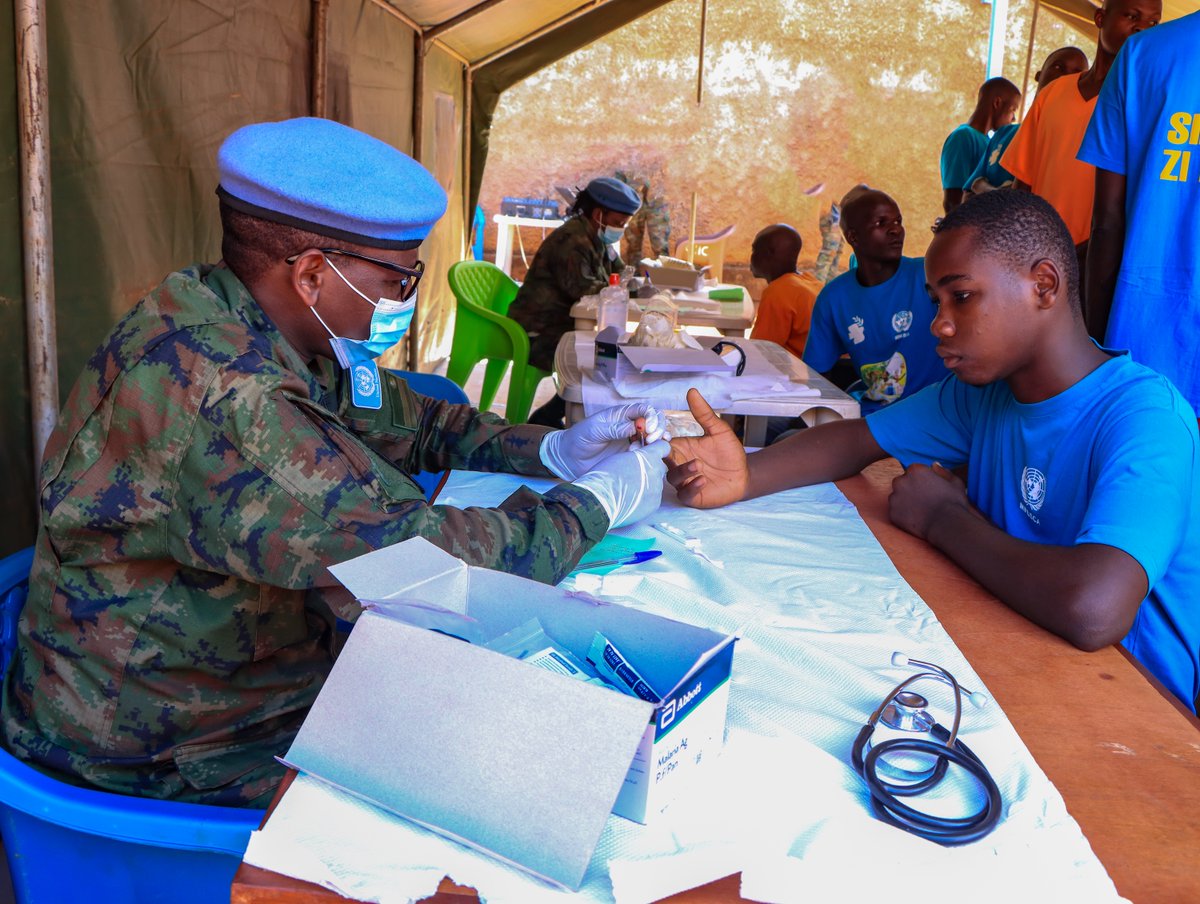 RwandaMoD's tweet photo. Rwandan peacekeepers serving with RWABATT-2, under the United Nations Multidimensional Integrated Stabilization Mission in the Central African Republic (MINUSCA), today conducted a medical outreach at Bossembele Correctional Centre, providing free medical consultations and treatment to more than 90 beneficiaries.
During the outreach, RWABATT-2 also donated essential medicines to support the provision of healthcare services to detainees. The activity was organised to mark Literacy Day, highlighting the importance of reading and education in supporting rehabilitation and preparing detainees for their successful reintegration into society.https://t.co/qgE7foRKvv
===============
Ingabo z’u Rwanda zigize RWABATT-2 ziri mu butumwa bw’amahoro muri Santarafurika, kuri uyu wa 17 Nzeri 2026, zakoze igikorwa cyo gutanga serivisi z’ubuvuzi mu Igororero rya Bossembele, aho basuzumye, banavura ku buntu abantu barenga 90.
Muri icyo gikorwa, RWABATT-2 yanatanze imiti izifashishwa mu gutanga serivisi z’ubuvuzi ku bagororwa. Iki gikorwa cyateguwe mu rwego rwo kwizihiza Umunsi Mpuzamahanga wo kumenya Gusoma no Kwandika, hagaragazwa akamaro ko gusoma no kwiga mu gufasha abagororwa kwitegura gusubira mu buzima busanzwe mu muryango.https://t.co/zFZuNkywRD
