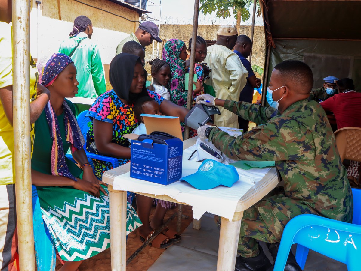 RwandaMoD's tweet photo. Rwandan peacekeepers serving with RWABATT-2, under the United Nations Multidimensional Integrated Stabilization Mission in the Central African Republic (MINUSCA), today conducted a medical outreach at Bossembele Correctional Centre, providing free medical consultations and treatment to more than 90 beneficiaries.
During the outreach, RWABATT-2 also donated essential medicines to support the provision of healthcare services to detainees. The activity was organised to mark Literacy Day, highlighting the importance of reading and education in supporting rehabilitation and preparing detainees for their successful reintegration into society.https://t.co/qgE7foRKvv
===============
Ingabo z’u Rwanda zigize RWABATT-2 ziri mu butumwa bw’amahoro muri Santarafurika, kuri uyu wa 17 Nzeri 2026, zakoze igikorwa cyo gutanga serivisi z’ubuvuzi mu Igororero rya Bossembele, aho basuzumye, banavura ku buntu abantu barenga 90.
Muri icyo gikorwa, RWABATT-2 yanatanze imiti izifashishwa mu gutanga serivisi z’ubuvuzi ku bagororwa. Iki gikorwa cyateguwe mu rwego rwo kwizihiza Umunsi Mpuzamahanga wo kumenya Gusoma no Kwandika, hagaragazwa akamaro ko gusoma no kwiga mu gufasha abagororwa kwitegura gusubira mu buzima busanzwe mu muryango.https://t.co/zFZuNkywRD