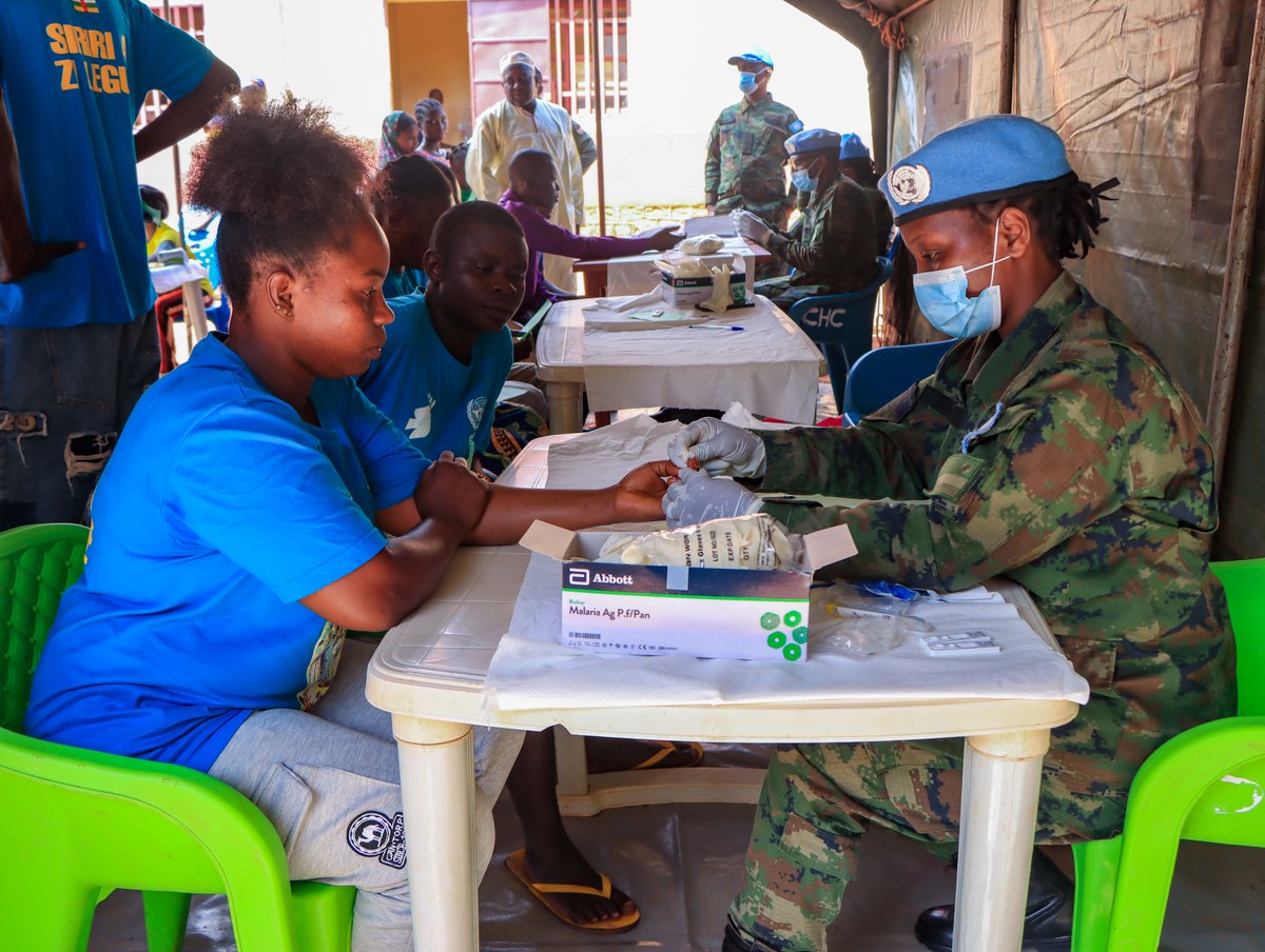 RwandaMoD's tweet photo. Rwandan peacekeepers serving with RWABATT-2, under the United Nations Multidimensional Integrated Stabilization Mission in the Central African Republic (MINUSCA), today conducted a medical outreach at Bossembele Correctional Centre, providing free medical consultations and treatment to more than 90 beneficiaries.
During the outreach, RWABATT-2 also donated essential medicines to support the provision of healthcare services to detainees. The activity was organised to mark Literacy Day, highlighting the importance of reading and education in supporting rehabilitation and preparing detainees for their successful reintegration into society.https://t.co/qgE7foRKvv
===============
Ingabo z’u Rwanda zigize RWABATT-2 ziri mu butumwa bw’amahoro muri Santarafurika, kuri uyu wa 17 Nzeri 2026, zakoze igikorwa cyo gutanga serivisi z’ubuvuzi mu Igororero rya Bossembele, aho basuzumye, banavura ku buntu abantu barenga 90.
Muri icyo gikorwa, RWABATT-2 yanatanze imiti izifashishwa mu gutanga serivisi z’ubuvuzi ku bagororwa. Iki gikorwa cyateguwe mu rwego rwo kwizihiza Umunsi Mpuzamahanga wo kumenya Gusoma no Kwandika, hagaragazwa akamaro ko gusoma no kwiga mu gufasha abagororwa kwitegura gusubira mu buzima busanzwe mu muryango.https://t.co/zFZuNkywRD