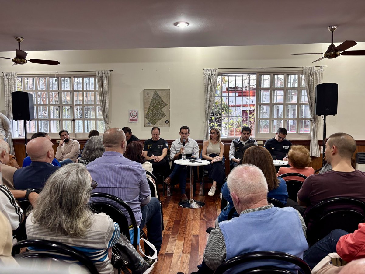 franquintana's tweet photo. Encuentro con vecinos de la Comuna 11 🤝 https://t.co/HPjXGoyEdr